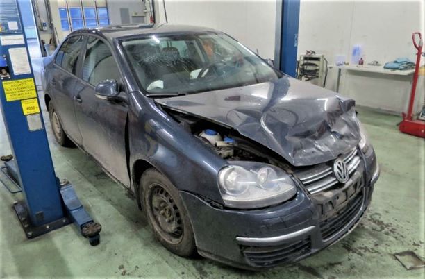 VW Jettan keulan vauriot muistuttivat törmäystä kuorma-auton tai palkin alle.