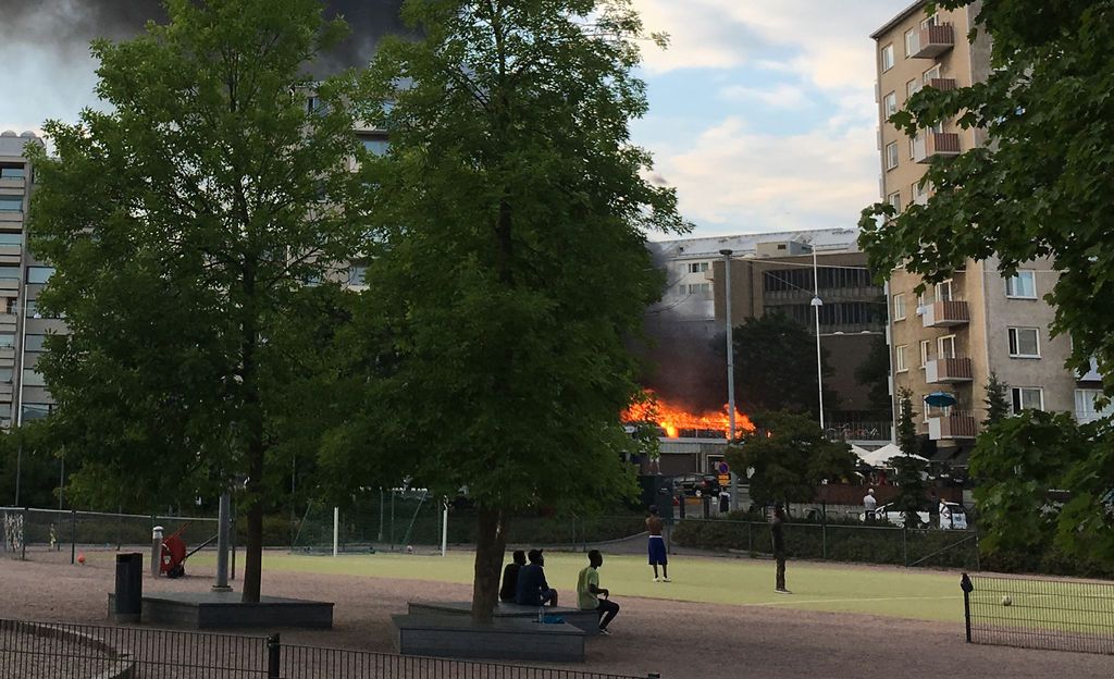Video: Valtava savupilvi nousi taivaalle, kun roskakatos paloi rajusti Helsingin Kalliossa - ”Ihan täyden palon vaiheessa”