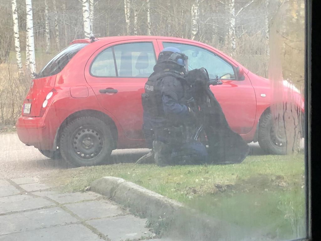 Poliisi jahtasi aseistautunutta henkilöä Porvoossa - tilanne päättyi kiinniottoihin, silminnäkijä kuvasi aseen