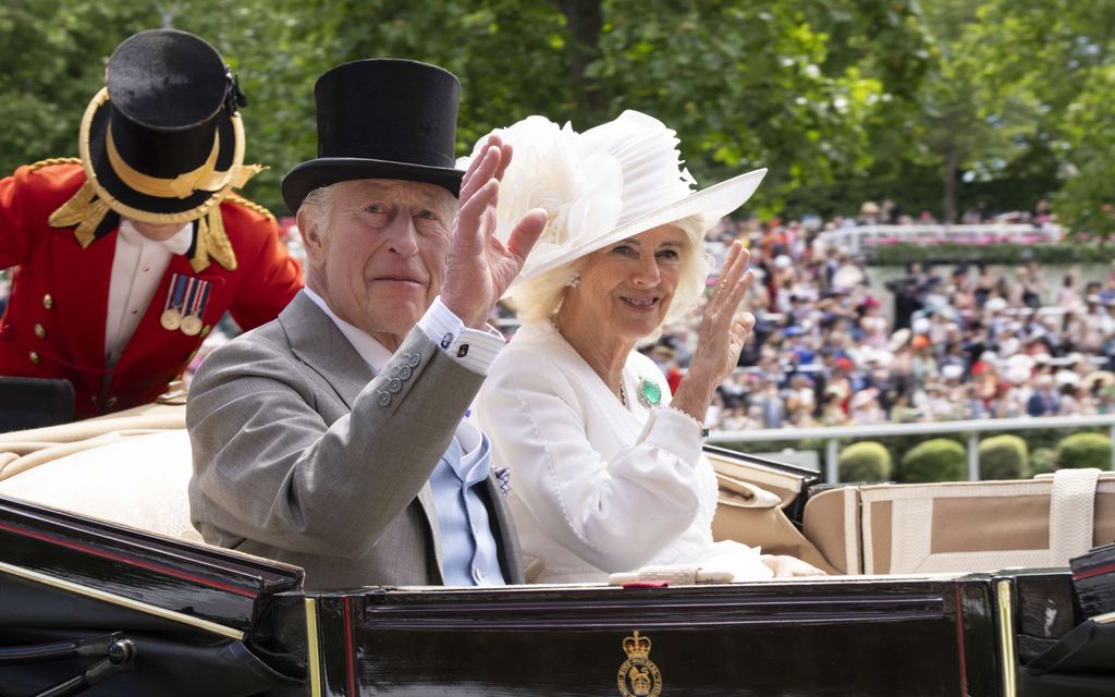 Royal Ascotissa esiteltiin jälleen huikeita hattuluomuksia – Valkoisissa tyylitellyt kuningatar ei pidätellyt tunteitaan
