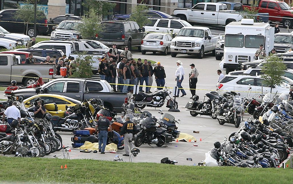 Moottoripyöräjengien ravintolatapaaminen kärjistyi ammuskeluksi, yhdeksän kuoli, 20 haavoittui USA:ssa - ketään ei tuomittu 