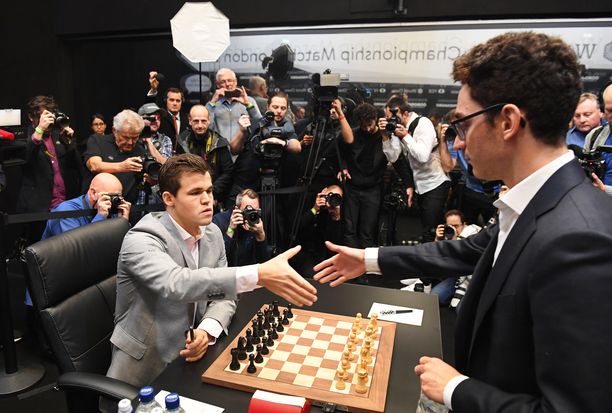 Magnus Carlsen (vas.) voitti jälleen shakin maailmanmestaruuden. Vuodesta 2013 titteliä hallinnut superlahjakkuus päihitti MM-ottelussa Fabiano Caruanan.