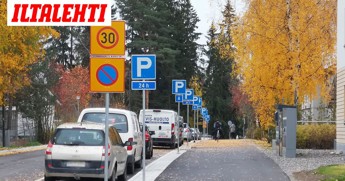 Pikkukatu täynnä liikennemerkkejä ihmetyttää Järvenpäässä