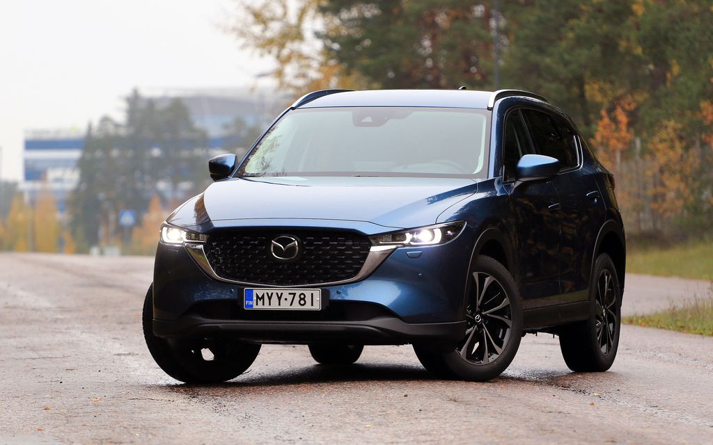 Mazdan katu­maasturista tuli kevythybridi – Riittääkö se tänä päivänä?