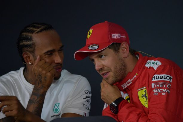 Sebastian Vettel (oikealla) kiilasi Lewis Hamiltonin eteen.