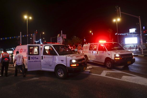Pelastustyöntekijät evakuoivat ihmisiä synagogan romahduksen jälkeen Givat Zeevissä. 
