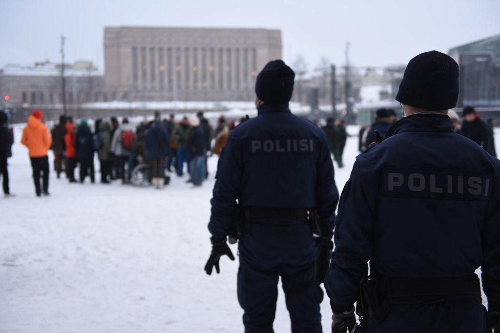 Poliisi hajotti 60 hengen mielenosoituksen Helsingin Kansalaistorilla