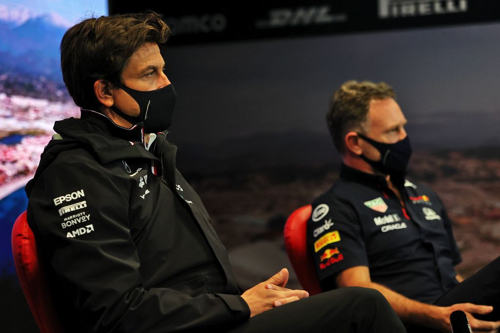 Red Bull -pomo Horner piikitteli Mercedeksen tallipäällikkö Wolffia: ”Oikein hyvä nimi”