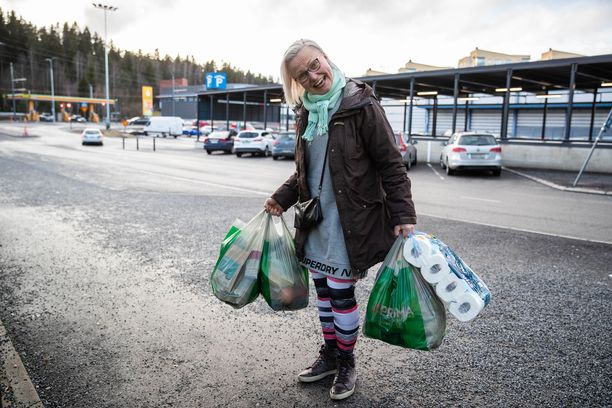 Tuula Holappa osti kotiin ruokaa pidemmäksi aikaa, jottei hänen tarvitse käydä ruuhkaisissa kaupoissa myöhemmin.