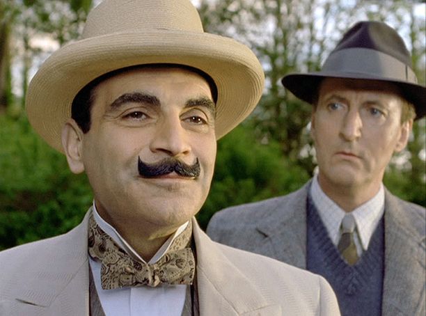 Poirot ja Hastings lähtevät lomailemaan Ranskaan, mutta pian rauhallinen tunnelma muuttuu, kun liikemies Paul Renauld löytyy murhattuna.