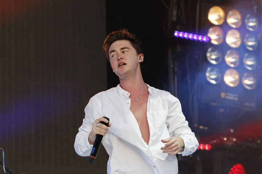 Jake Roche Actor Poptähti Jake Roche asuu nykyään äitinsä kellarissa