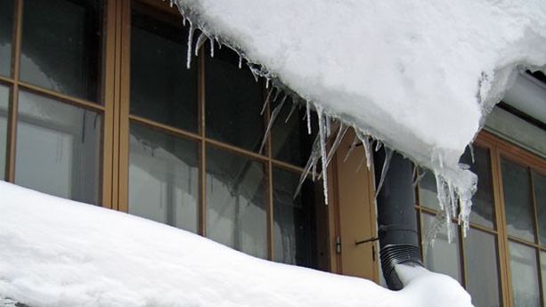 Lumikuorma on nyt vaarallisen iso Etelä-Suomen heikkorakenteisilla katoilla.