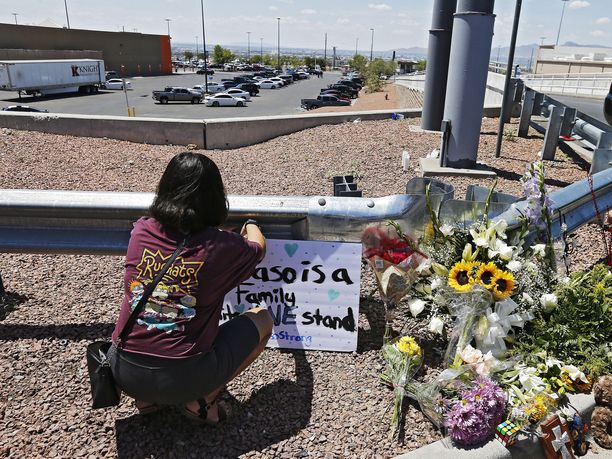 El Pason terrori-iskun surmapaikan läheisyyteen on tuotu kukkia ja muita esineitä joukkomurhassa menehtyneiden muistoksi.