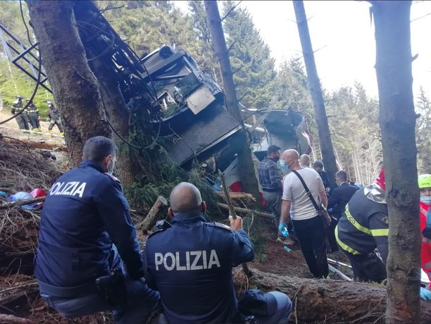 Poliisin julkaisemassa kuvassa näkyy, kuinka pahoin metsään pudonnut köysiratavaunu murskaantui.