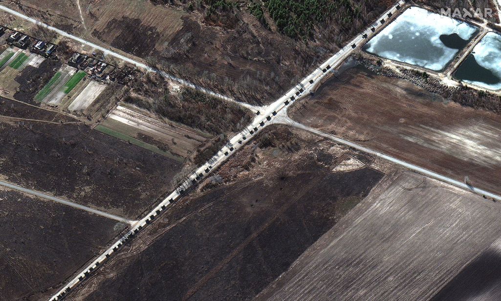 Venäjän 64-kilometrinen kolonna jumittaa – syyt: ”Valtava logistinen epä­onnistuminen”
