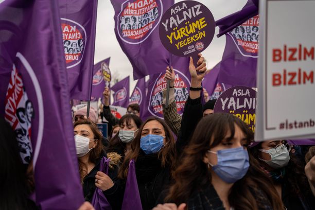 Mielenosoittavat valtasivat Istanbulin kadut vastustaakseen Turkin vetäytymistä kansainvälisestä sopimuksesta, jonka tarkoituksena on ehkäistä naisiin kohdistuvaa väkivaltaa.