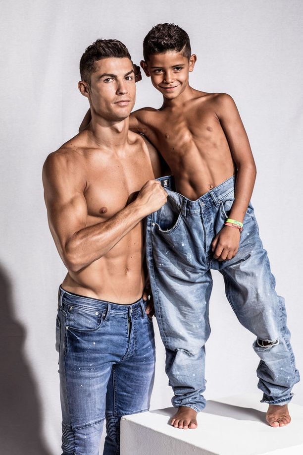 Isä ja poika Ronaldo poseeraavat mallikasvoina.