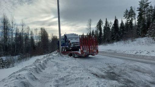 Rekka Ja Henkilöauto Kolaroivat: Kolme Kuollut, Liikenne Poikki