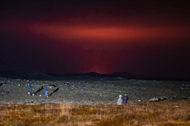 Purkaus värjäsi taivaan punaiseksi perjantain ja lauantain välisenä yönä Islannissa.