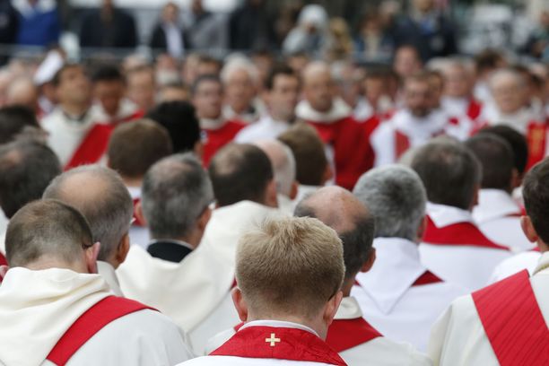 Laajan selvityksen mukaan Ranskan katolisen kirkon toiminnassa on ollut tuhansia seksuaaliseen hyväksikäyttöön syyllistyneitä pappeja. Kuvituskuva.