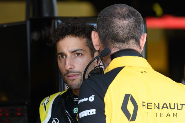 Daniel Ricciardoa ei silitellä Renault’n tiedotteessa.