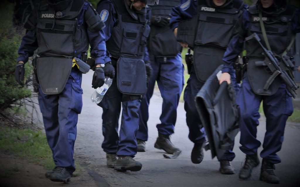 Katiska-vyyhti: Alaikäisen karmea herätys – naamioidut poliisit iskivät sisään konepistoolien kanssa
