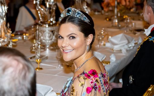 Ruotsin ja Espanjan kuninkaalliset edustivat näyttävinä juhla­illallisella – Victorialla super-trendikäs puku