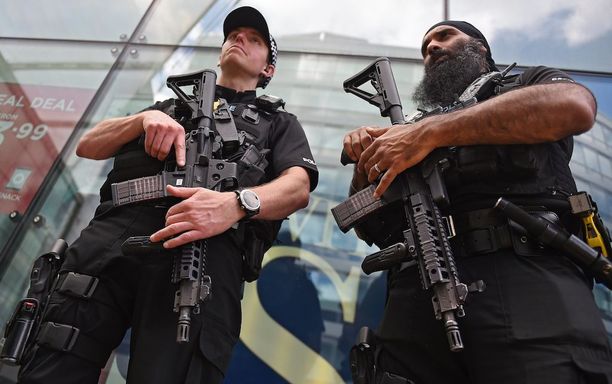 Manchester täyttyi aseistautuneista poliiseista terrori-iskun jälkeen.