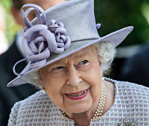Kuningatar Elisabet II on neljäs Windsor-sukuinen monarkki. Hänen jälkeensä kruunun perii Walesin prinssi Charles. Kuningatar peri kruunun isältään vuonna 1952.