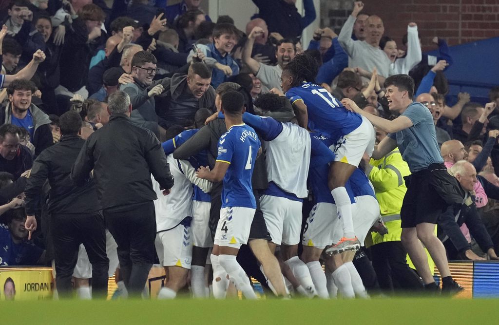Everton säilyy Valioliigassa –Toffees-kannattajat valtasivat kentän 