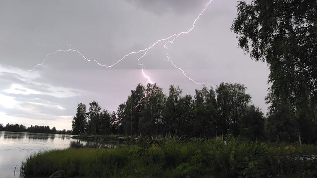 Jyväskylässä nähtiin erikoinen yhdistelmä:  Salama ja sateenkaari loistivat taivaalla yhtä aikaa - ”Vettä tuli kaatamalla” 