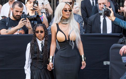 Kim Kardashian säväytti Madonnan tissimekossa Pariisissa