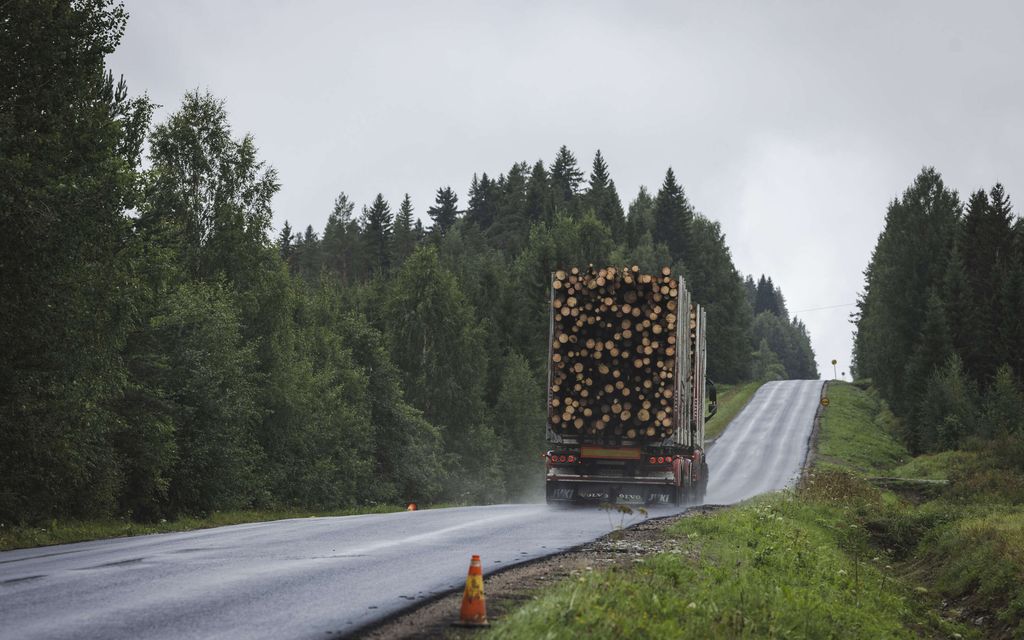 Tukkirekka kaatui keskelle tietä – Liikenne poikki tuntikausia
