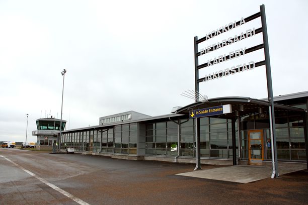 Jäänpoistoauto on törmännyt lentokoneeseen Kokkola-Pietarsaaren lentoasemalla. Arkistokuva.