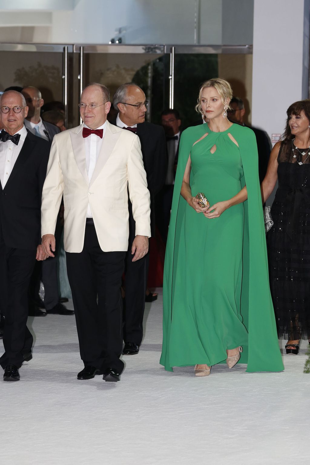 Monacon Charlene edusti tyrmäävänä vihreässä luomuksessa – Albertilta harvinainen julkinen hellyydenosoitus ruhtinattarelleen