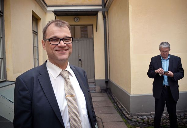 Juha Sipilällä on keskustan gallupalamäestä huolimatta edelleen piirijohtajien selkeä tuki jatkaa puolueen puheenjohtajana.