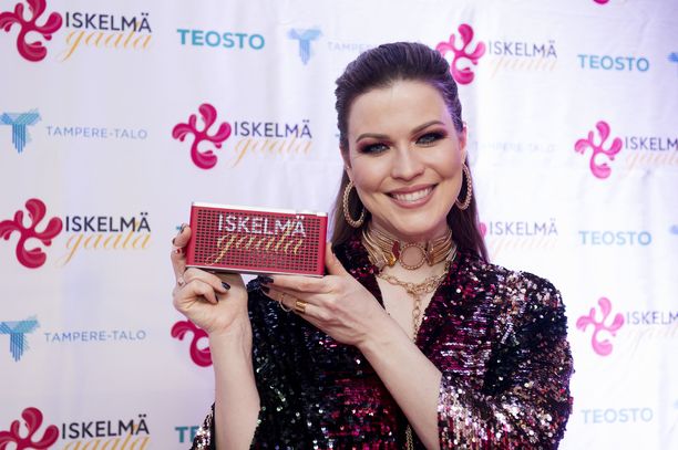 Jenni Vartiainen voitti palkinnon Iskelmä-gaalassa perjantaina.