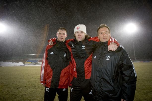 Jussi Nuorela (vas.), Antti Sumiala ja Antti Pohja pelasivat Vaduzissa kevättalvella 2005. Sää oli suomalainen.