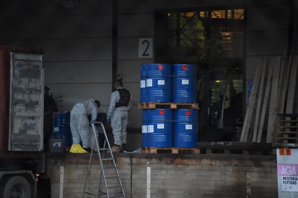 Poliisi tutki maanantaina kuorma-auton ympäristöä espoolaisen kemikaaliyrityksen lastauslaiturilla.