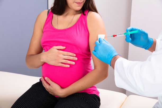 Pfizer on kertonut noudattavansa Yhdysvaltain elintarvike- ja lääkeviraston (FDA) ohjeita jättämällä raskaana olevat ja imettävät pois kliinisistä tutkimuksistaan.