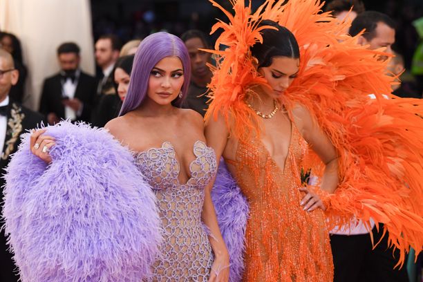 Kylie Jenner ja Kendall Jenner edustivat höyhenissään. Kaksikkoa on verrattu lukuisissa kommenteissa Tuhkimon ilkeisiin sisarpuoliin.