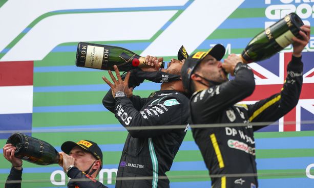 Daniel Ricciardo (oik.) nousi pitkästä aikaa palkintopallille. Max Verstappen (vas.) ja Lewis Hamilton ovat tottuneet suihkuttelemaan samppanjaa tälläkin kaudella.