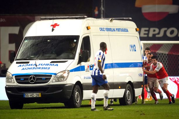 Bragan ja Porton pelaajat työnsivät ambulanssia, joka ei liikkunut enää omin voimin.