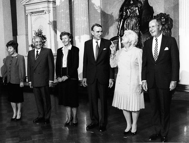 Presidenttipari Koivisto isännöi Bushin ja Gorbatshovin tapaamista vuonna 1990.