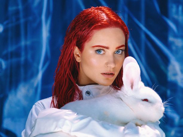 Sannin musiikkivideolla nähdään myös valkoinen kani.
