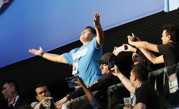 Villisti aitiossa juhlinutta Diego Maradonaa (sinisessä paidassa) jouduttiin kannattelemaan kahden miehen voimin.