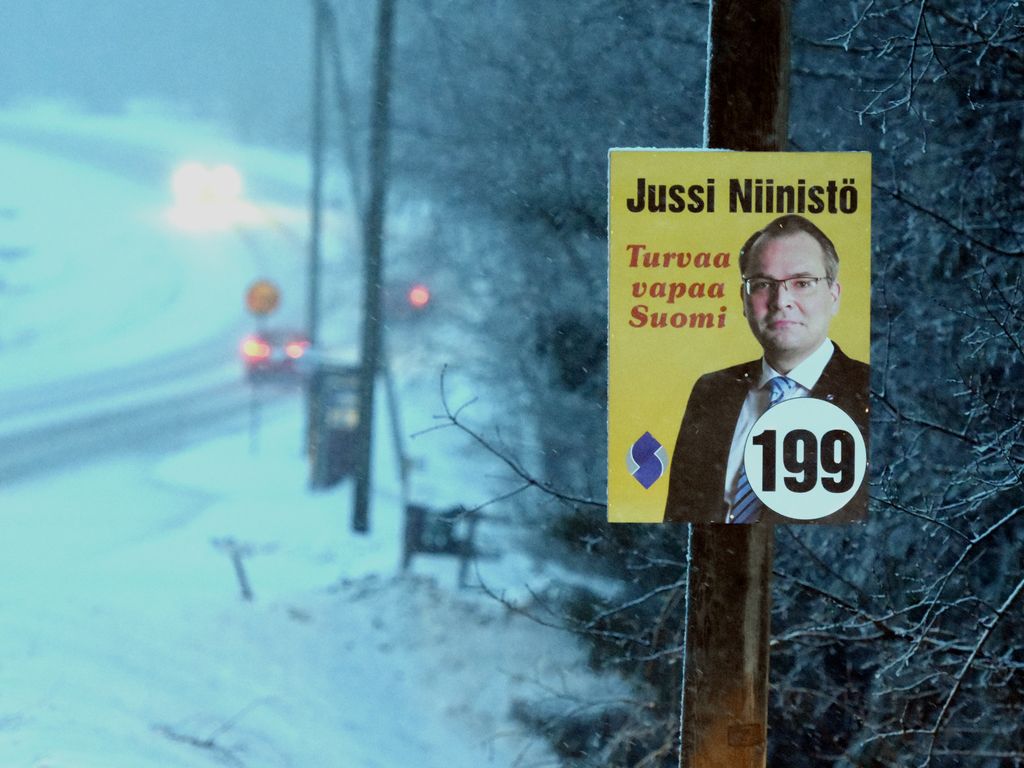 Puolustusministeri Niinistö mainostaa ex-puolueensa perussuomalaisten väreillä - Halla-aho hermostui: ”Huiputtamista, rimanalitus”
