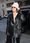 Bella Hadid rakastaa ysärin ja 2000-luvun alun trendejä, ja on ottanut myös Vivienne Westwood -korun käyttöön. 