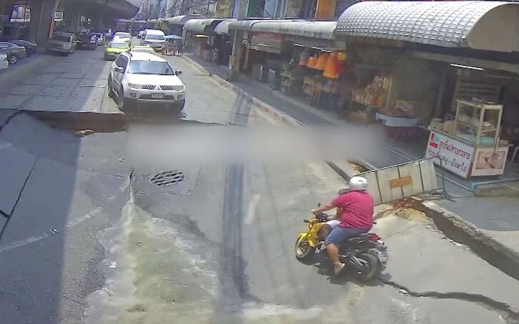 Video: Maa romahti miehen ja lapsen alta Bangkokissa