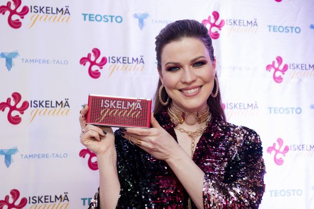 Jenni Vartiainen palkittiin helmikuun Iskelmä-gaalassa vuoden naisartistina.